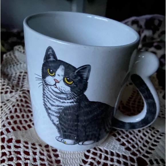 Purr-ty Black&Grey Striped Cat Ceramic Coffee Cup/Mug With Tail Along The Handle - Picture 1 of 5